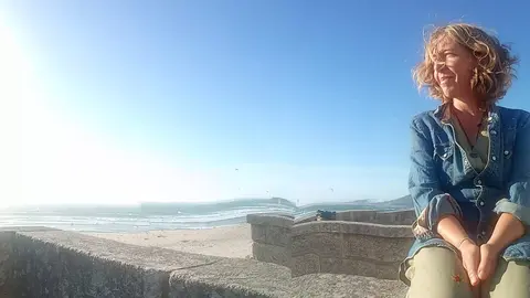 Teresa Irisarri, inmersa en su elemento inspirador, contempla el mar que nutre su arte y su imaginación.