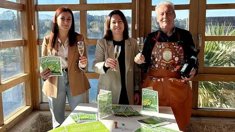 Lorena Soto, edil de Cultura; la alcaldesa de Salvaterra, Marta Valcárcel; y el Gran Mestre da Confraría do viño do Condado do Tea y espumosos, Antonio Alén.