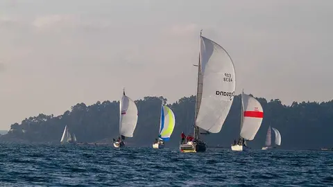 Imagen de la cabeza de flota el año pasado navegando en largo hacia la llegada.