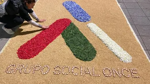 Alfombra realizada por asociados a la ONCE.