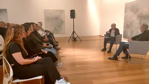 Miguel Fernández Cid y el artista Bosco Caride, en el MARCO.