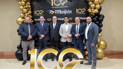 El presidente provincial, Luis López, se une a la celebración del centenario de Autocares Meijide en un evento que reunió a lo más granado de Galicia.