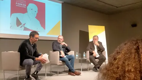 Aser Álvarez, Anxo Angueira e Xosé Ramón Pena , Detrás portada do libro, retrato de Ferrin, por Baldomero Moreiras.