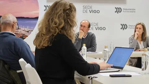 Representantes del Gobierno gallego y de la institución provincial escuchan de primera mano ideas y sugerencias de entidades culturales vinculadas con festivales, la edición y la literatura.