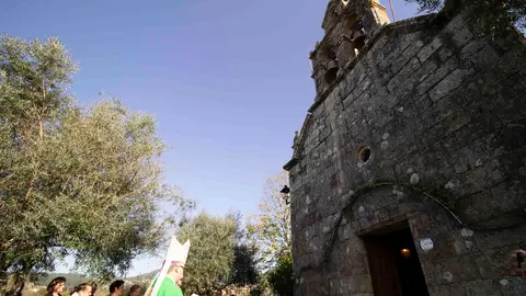 Bendición de las campanas restauradas en el exterior de la iglesia de Santiago de Tortoreos.