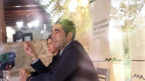 El presidente provincial, acompañado por la diputada Nava Castro, inicia en Ponteareas una rueda de encuentros informativos comarcales. RAFA ESTÉVEZ.