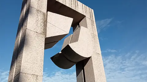 Monumento da praza de América, en Vigo, do escultor Silverio Rivas. M. ESTÉVEZ.