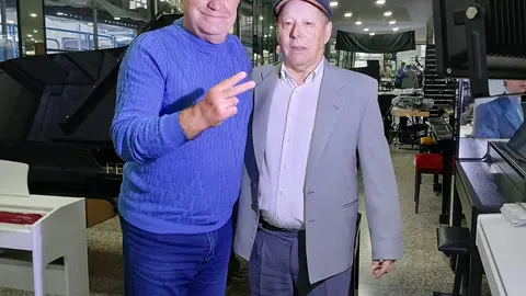 Fausto, tenor con Aladino Barros, músico y fundador de AlbaSolomusica, en la tienda de instrumentos, fundada hace medio siglo.