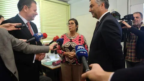 Primeiro-Ministro Luís Montenegro e Ministro da Educação, Ciência e Inovação, Fernando Alexandre, conversam com professora, Escola Secundária D. Dinis, Lisboa.