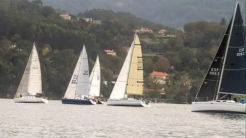 : Parte de la Flota en la primera jornada navegando con poco viento. ISMA FERRADÁS.
