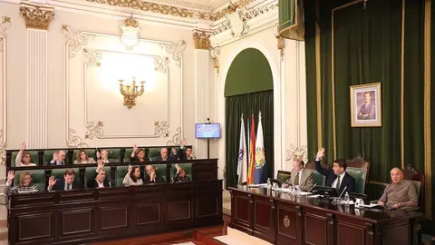 Pleno presidido por Rafa Estévez.