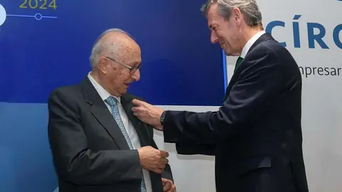 Rueda impone la medalla de oro a Pedro Fernández, presidente de Zendal.