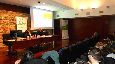 Afaga Alzheimer organizó un encuentro en Vigo para abordar temas clave como la afasia, la vida en comunidad en centros residenciales y el duelo anticipado en personas con demencia.