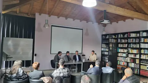 El director general de la Axencia Galega da Industria Forestal (XERA), Jacobo Aboal, participa en la I Mesa de la Madera: La construcción en madera para la edificación sostenible del futuro en la Biblioteca del Ayuntamiento de A Veiga (Ourense)