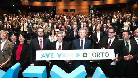 El titular del Ejecutivo gallego participó en un gran acto cívico, organizado por la Xunta, para demandar esta infraestructura.