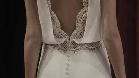 Jose Matteos lanza "Amore Eterno", una nueva marca de vestidos de novia que destaca por el uso exclusivo del encaje de Camariñas, fusionando tradición y alta costura.