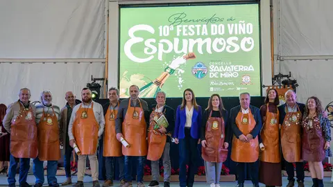 La Confradía do Viño do Condado do Tea e Espumosos ha investido esta mañana a cuatro nuevos miembros.