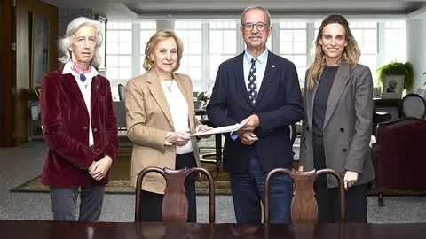 , Juan Lema; a súa vicepresidenta, Alicia Estévez; a presidenta da Fundación Barrié, Pilar Romero; e a directora, Carmen Arias.