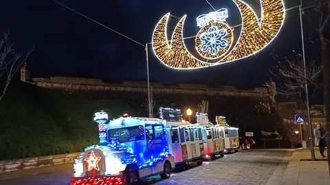 Até 5 de janeiro, um comboio gratuito conecta Valença e Tui, oferecendo vistas panorâmicas e um clima natalino inesquecível.