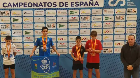 Álvaro Gómez, joven promesa del bádminton vigués, ha vuelto a brillar al proclamarse Campeón de España Sub-13 en dobles masculino y obtener dos medallas más.