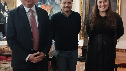 El director del Museo de la Catedral de Santiago, Ramón Yzquierdo Peiró (centro).