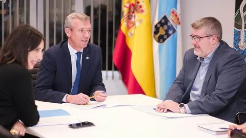El presidente de la Xunta, acompañado por la conselleira de Economía e Industria, María Jesús Lorenzana, mantuvo hoy un encuentro con los responsables de la factoría de Balaídos.