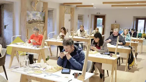 Un jurado experto evalúa decenas de muestras de miel y queso en Galicia.
