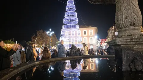 As luzes iluminam e o espírito natalício invade as ruas de Ponte de Lima