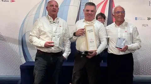 Juan Lago recoge el premio del Alboroto ganador. GEMMA COMESAÑA.