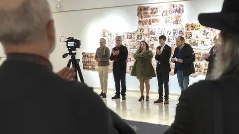 Un intre da inauguración da mostra.