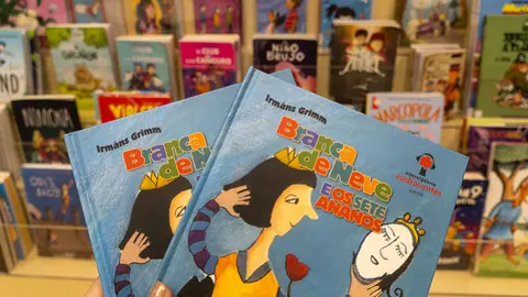 Agasallo de libro de Ánxeles Ferrer por libro en préstamo na Biblioteca tudense.