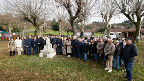 Un momento de la inauguración de la escultura "Rompiendo grillóns" en la Alameda de Aguasantas, con la presencia del conselleiro de Educación, Román Rodríguez, y otras autoridades.