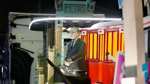 A carroza, unha obra de arte móbil de 12 metros de longo, 2,60 de ancho e catro de alto, foi deseñada e construída polo recoñecido mestre fallero Vicente Martínez.