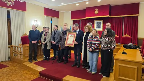 Homenajeado y autoridades.