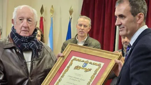 Enrique Cabaleiro y Carlos Fonterosa sostienen la  "Mención Honorífica Especial" en reconocimiento a la dilatada trayectoria de Carlos Fonterosa  por su apoyo y promoción de la actividad social, comercial y cultural de la ciudad.