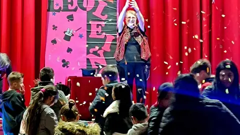 La maga Leo Leíño en plena actuación.