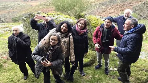 Todos atentos a ver si Fernández Sendín salía entre los peñascos del Coto dos Ladróns. ROBERTO LEDO.