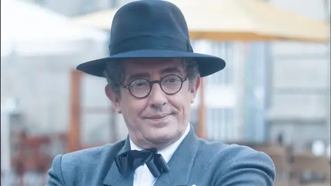 El museo de Pontevedra ofrece recursos online para explorar la obra de Castelao, destacando su faceta artística, literaria y política.