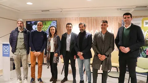 El acto que contó con la presencia de la diputada provincial y alcaldesa de Marín, María Ramallo; el alcalde de A Estrada, Gonzalo Louzao; y el director de la carrera, Ezequiel Mosquera con Luís López presidente de la Deputación de Pontevedra. .