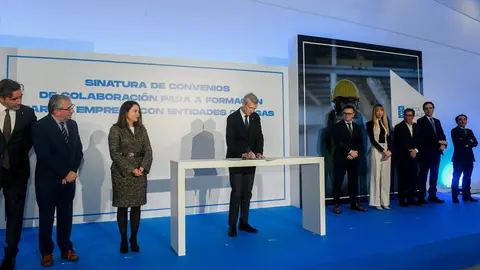 El titular del Ejecutivo gallego firmó hoy convenios con 9 clústeres y entidades representativas de la economía.