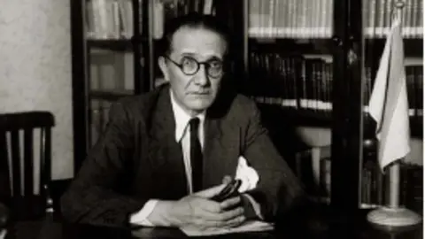 Castelao. en decembro de 1949, na Biblioteca do Centro Ourensano de Buenos Aires.