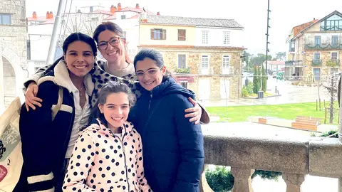 Isabella, Elda e Lola, la voz da infancia y juventud rosaleira posan junto a la alcaldesa antes de salir para el 8º Encuentro Estatal de Unicef en Bilbao.