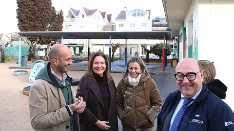 Autoridades en el CEIP Xosé Fernández López.