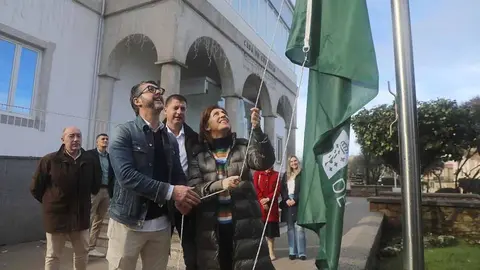 La conselleira de Medio Ambiente y Cambio Climático participó en el izado de las banderas verdes de Boiro y Porto do Son.