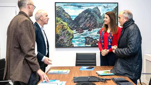 La conselleira do Medio Rural, María José Gómez, se reunió con el director del Centro EFA Fonteboa y el alcalde de Coristanco para explorar colaboraciones formativas en el ámbito rural.