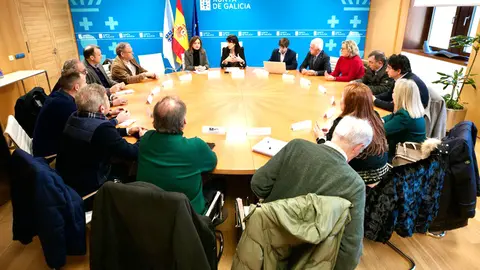 La conselleira de Vivenda e Planificación de Infraestruturas, María M. Allegue, junto con el director de la Agencia Gallega de Infraestructuras, Francisco Menéndez, y la directora general de Movilidad, Judit Fontela, mantuvo una reunión con usuarios de la AP-9.