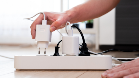 Desconectarlos cuando no se utilizan puede generar ahorros significativos y mejorar la eficiencia energética de tu hogar.