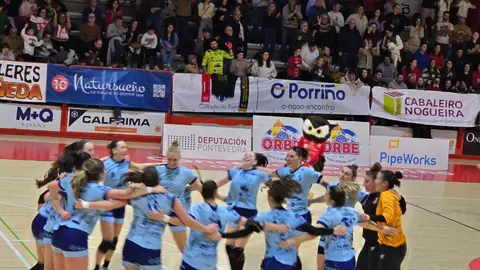 Las jugadoras del Porriño celebran la conquista Europa: gesta histórica en la EHF European Cup.