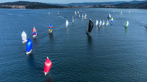 La flota compitiendo en la ría durante la pasada edición. © Jacobo Bastos.