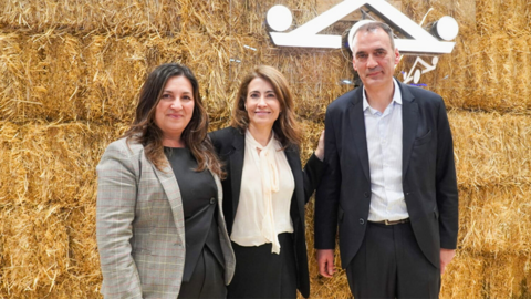 Enrique Cabaleiro, alcalde tudense, con la concejala de Turismo, Ana Núñez. y la directora de Paradores, Raquel Sánchez, em FITUR.